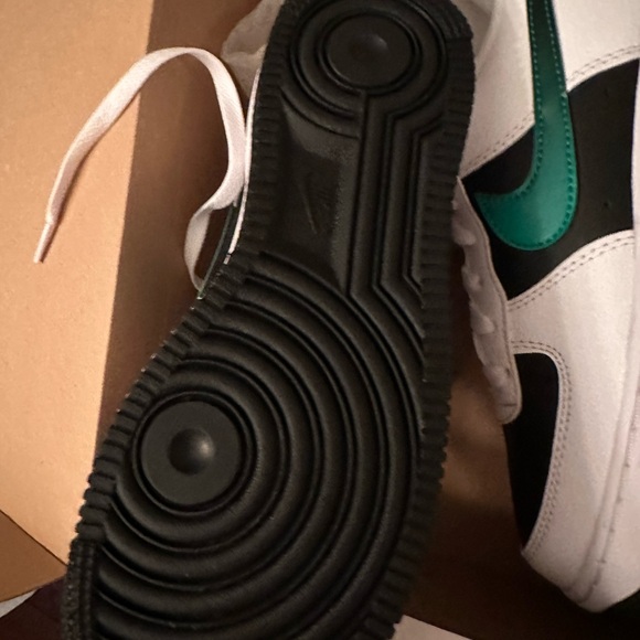 Nike Air Force 1 LV8 2 GS 'White Black Malachite’ - Picture 3 of 3